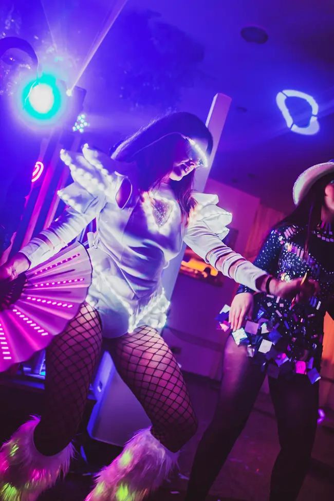 Danzantes en hora loca con luces LED